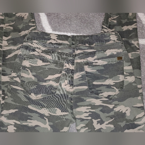 Kensie Jeans The Effortless Ankle in Camouflage - Picture 4 of 6